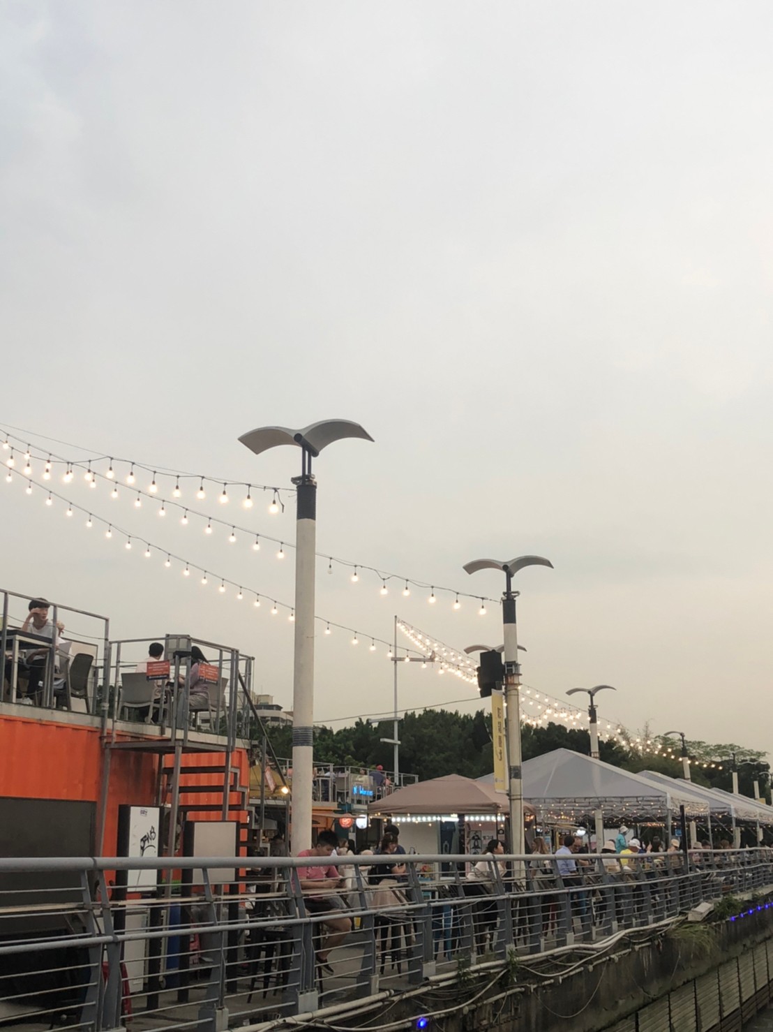 白天的大稻埕碼頭貨櫃市集