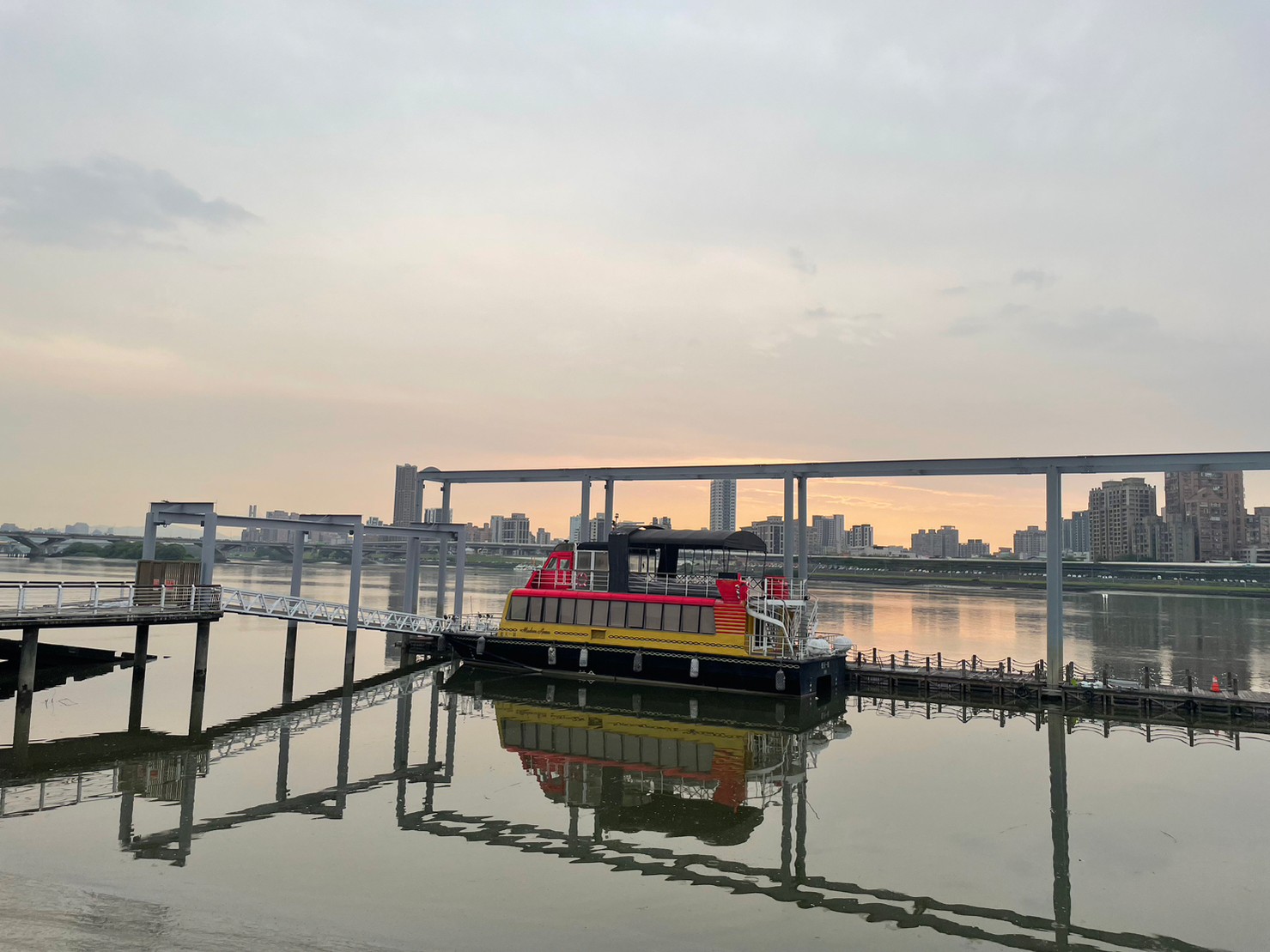 河上漂泊的船隻